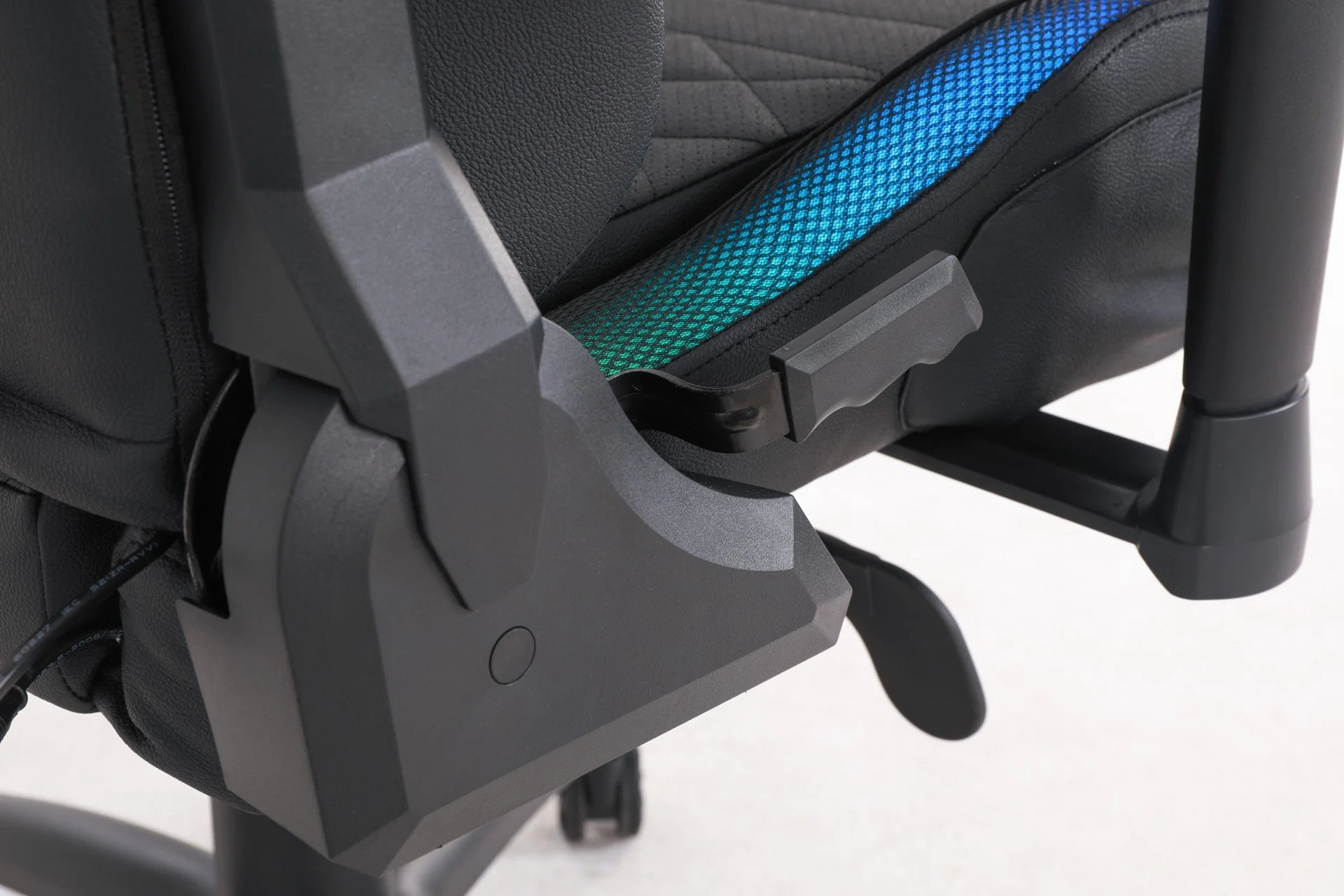 DON ONE – Valentino SUPERLEGGERA – RGB-Gamer-Stuhl mit Licht