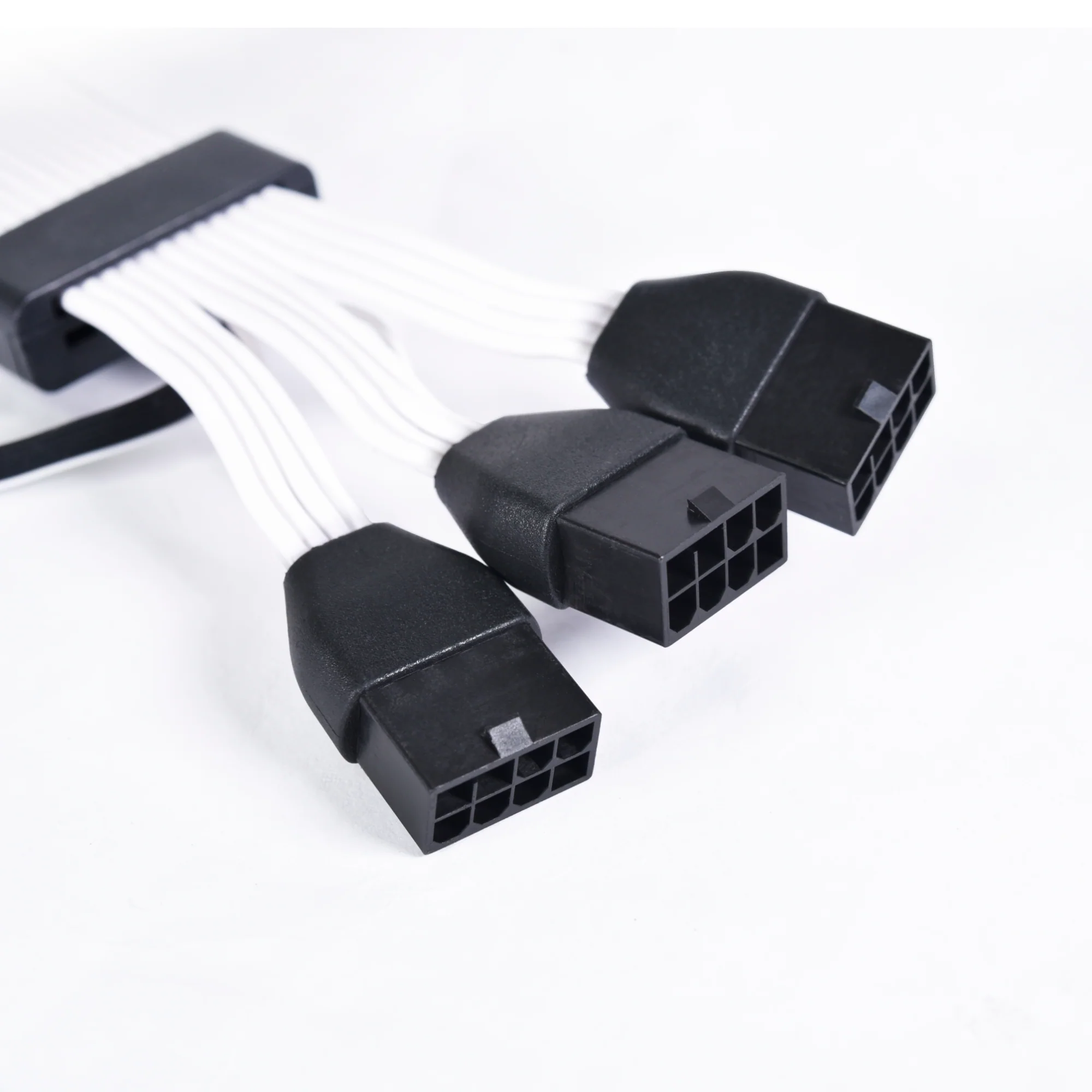 Lian Li Strimer plus V2 168-8 – 12+4-polig auf 3x 8-polig. 8 Lichtleiter. 16 AWG