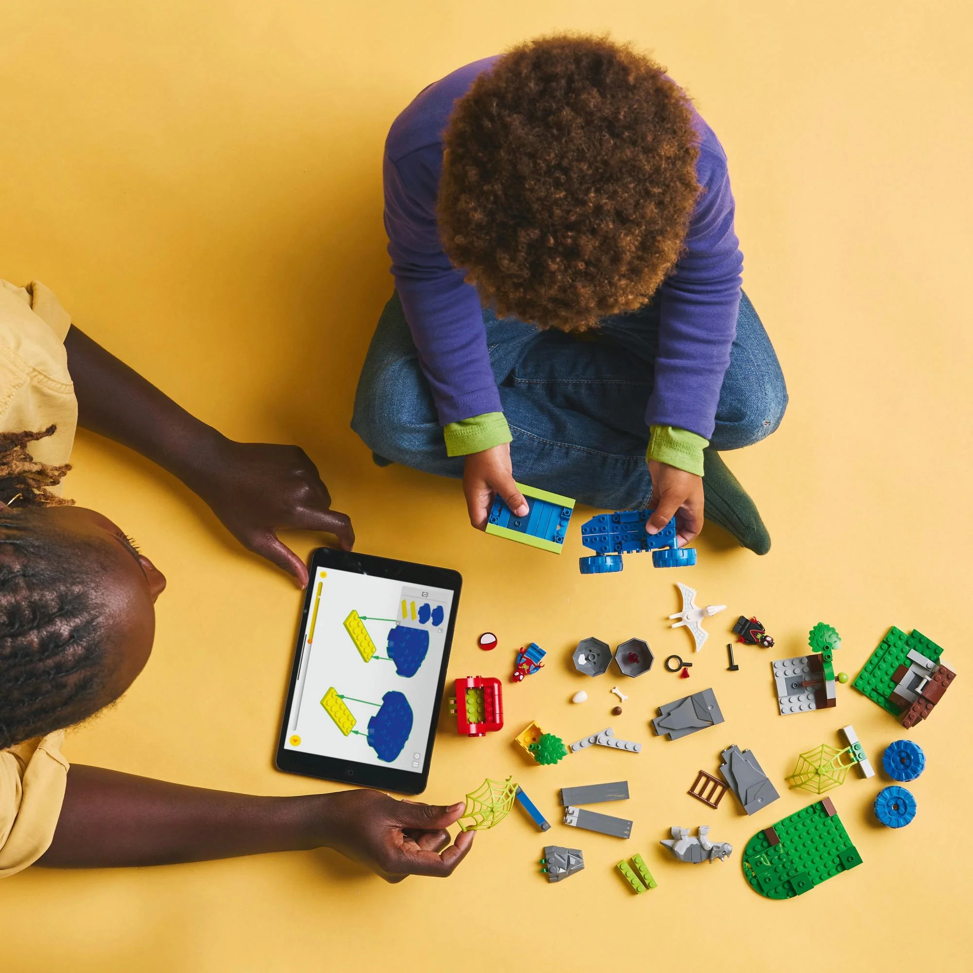 LEGO 11199 Marvel Spidey and his Super Friends Spidey's team on a rescue mission in the dino truck